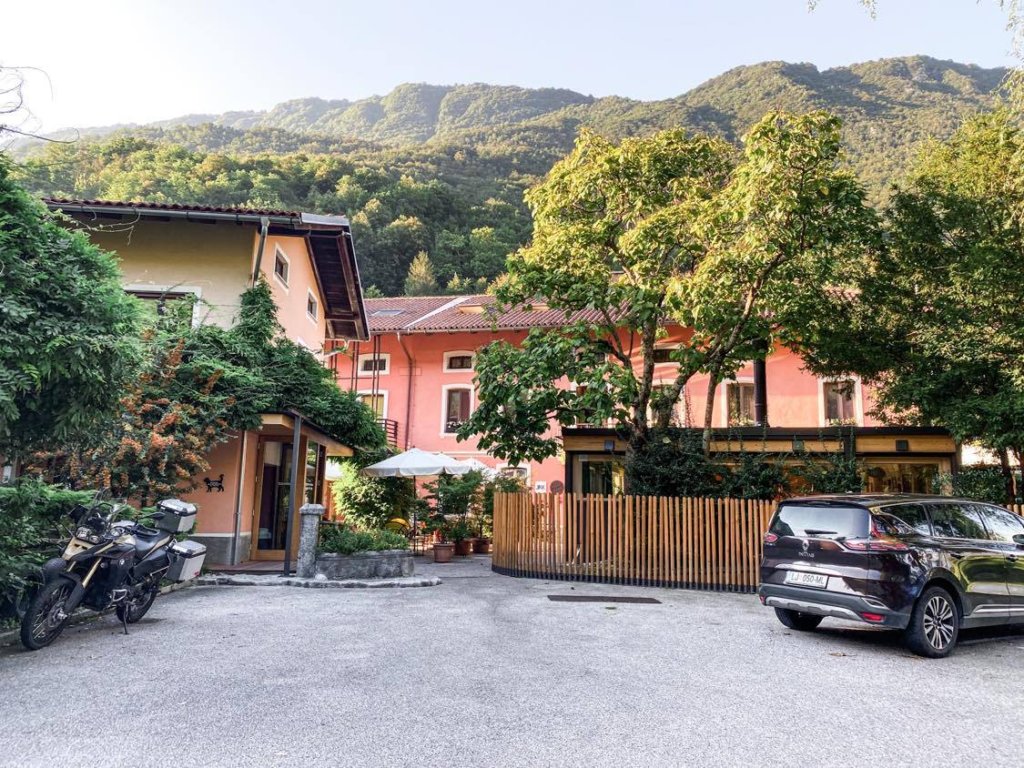 The houses look very romantic. They are painted in yellow and pink, flowers are growing along the facade of the house and a small patio can be found in the centre.